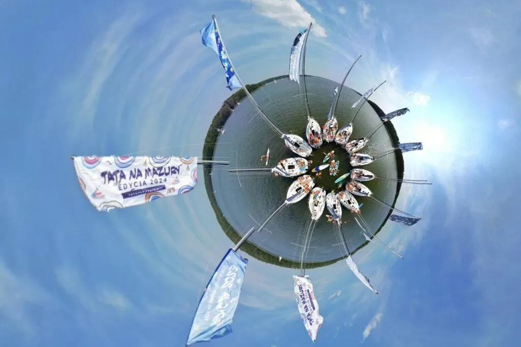 Formacja „Stokrotka” na jeziorze – flotylla jachtów Tata na Mazury w układzie koła, zdjęcie 360 stopni