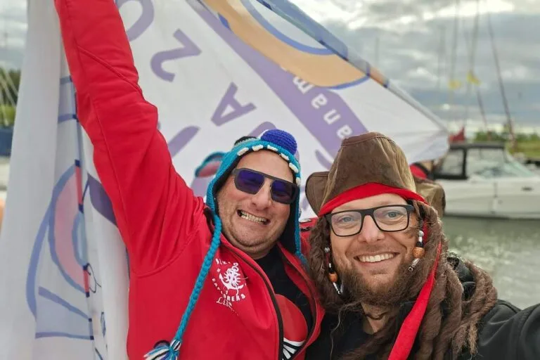 dwaj koledzy z banderą podczas regat