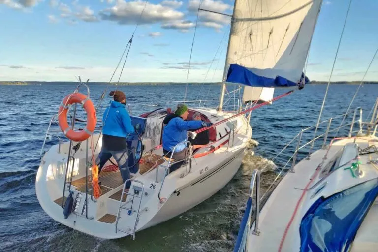 Rywalizacja jachtów na Mazurach podczas regat