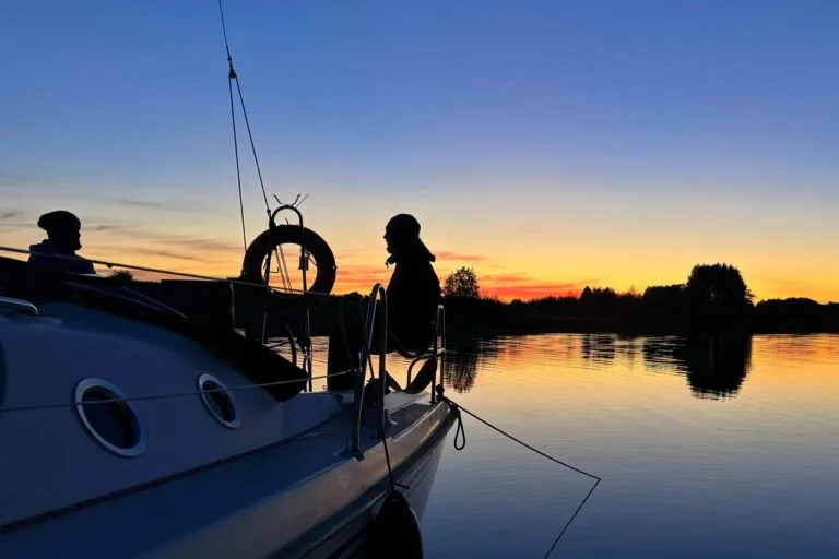 Męskie rozmowy na jachcie przy zachodzącym słońcu w Zimnym Kącie.