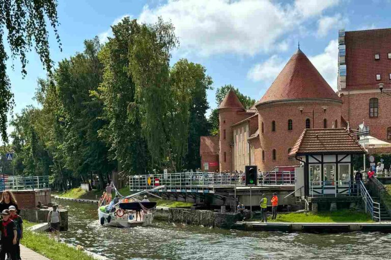Zamek w Giżycku i most obrotowy nad kanałem Łuczańskim