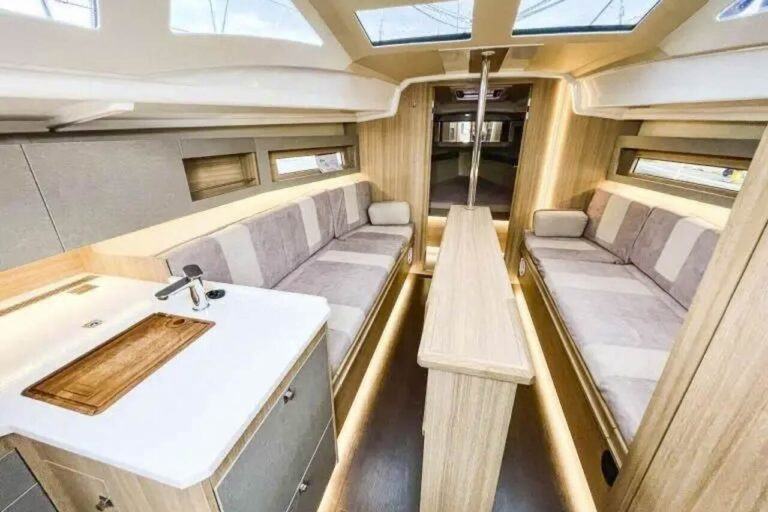 Maxus 34 przestronna messa czyli salon na jachcie.