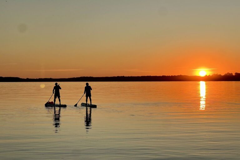 Zachód słońca na desce SUP- Mazury VIP.