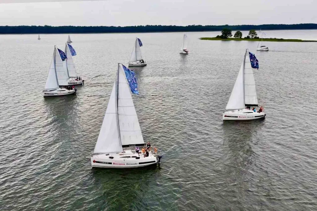 Regaty o Puchar Króla Galindów na Mazurach – jachty żaglowe w sportowej rywalizacji na jeziorze.