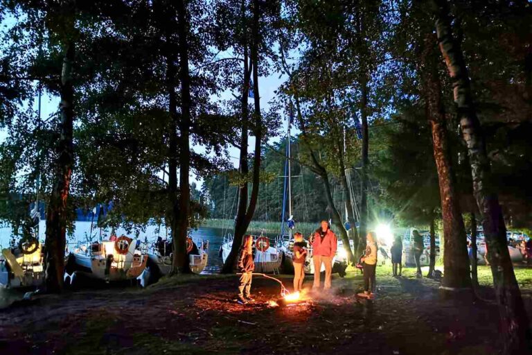 Mazurskie ognisko nad brzegiem jeziora