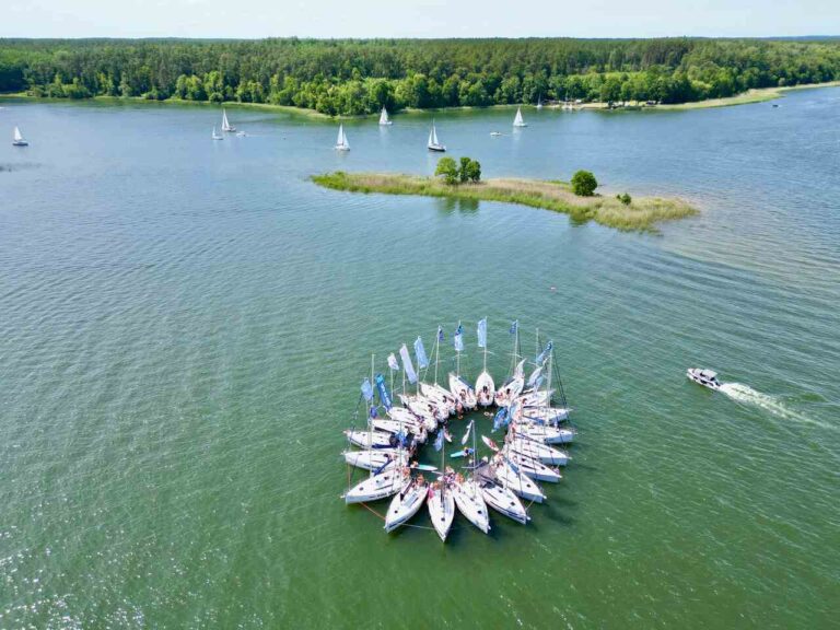 stokrotka-tratwa-z-jachtow-mazury