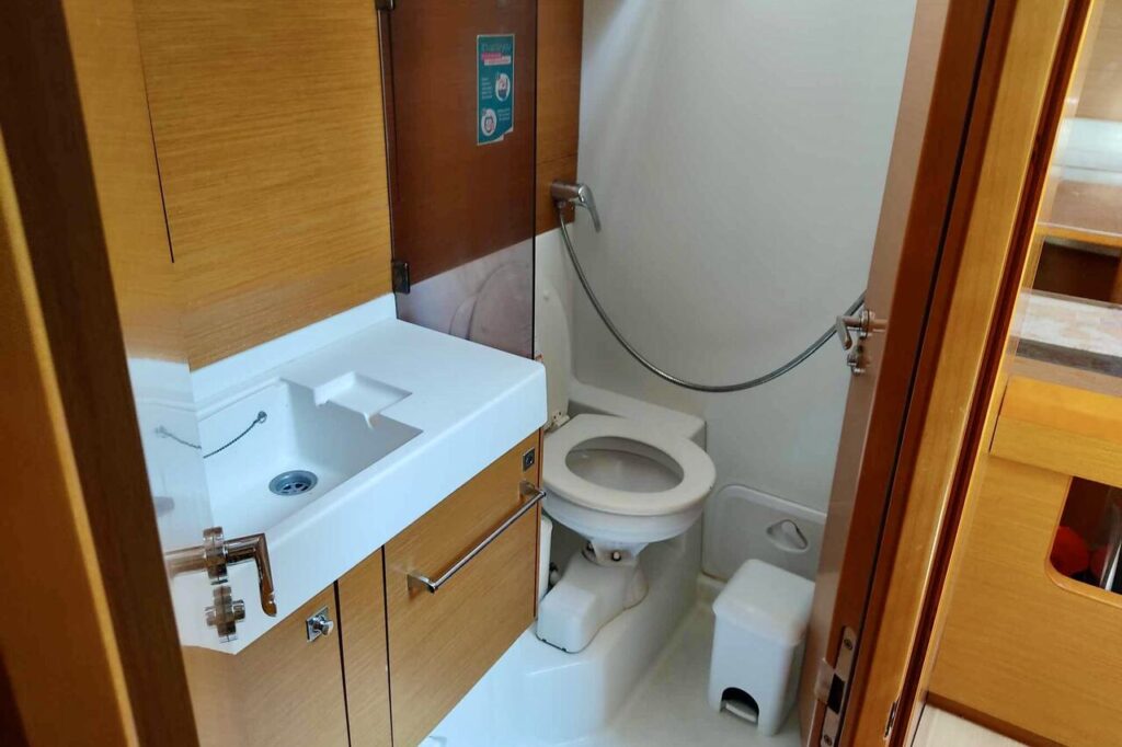 Łazienka na jachcie w Grecji.