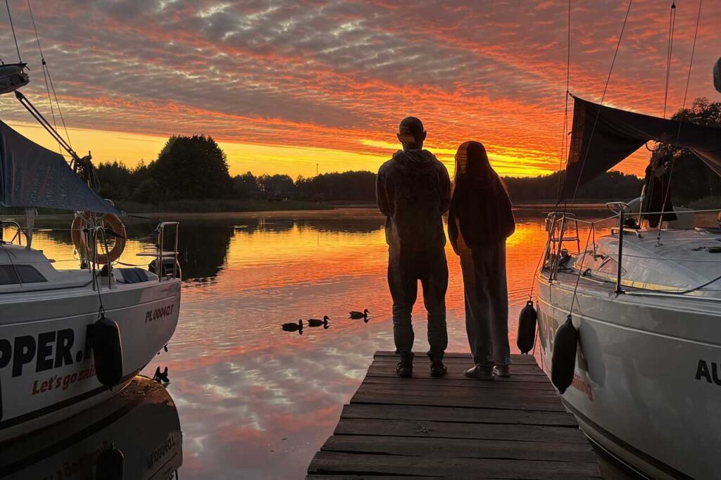Zachód słońca na pomoście na Mazurach.