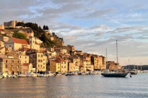 Miasto Szybenik w świetle zachodzącego słońca.