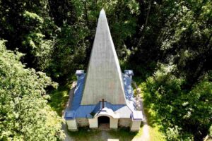 Mazury atrakcje turystyczne Piramida w Rapie – grobowiec Fahrenheidów, tajemnice Mazur