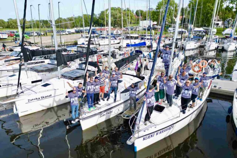 Załogi regat w porcie mazurskim.