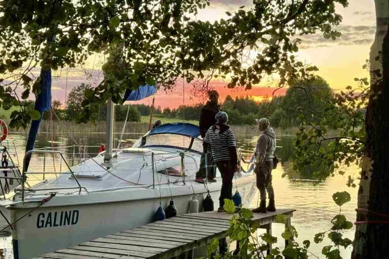 zachód słońca na Mazurach, mężczyźni stoją na pomoście