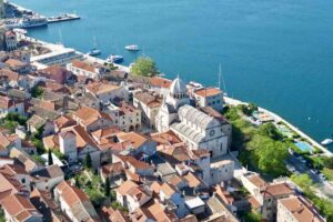 Widok z drona na katedrę św. Jakuba i starówkę Szybenika położone przy miejskiej marinie.