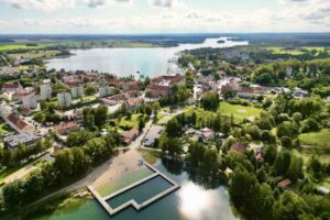 Ryn z lotu ptaka – Zamek Ryn, ekomarina, kąpielisko i panorama jezior.