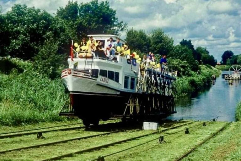 statek na pochylni na kanale