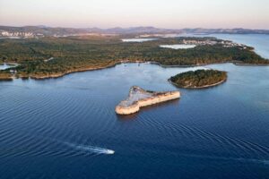 Twierdza św. Mikołaja koło Šibenika widziana z wody podczas majówki w Chorwacji