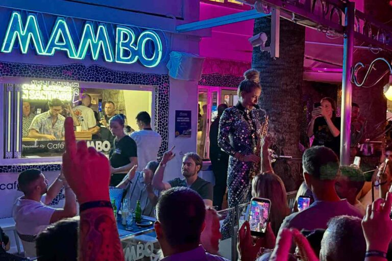 Koncert na żywo w cafa Mambo na Ibizie.