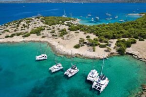 Katamarany i jachty w spokojnej zatoce podczas rejsu w Grecji