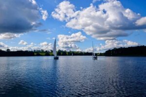 Jachty na mazurskim jeziorze płyną pod pełnymi żaglami