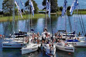 Tratwa z jachtów na jeziorze mazurskim podczas resju