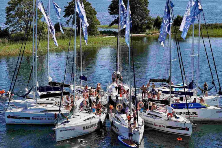 Tratwa z jachtów na jeziorze mazurskim podczas resju