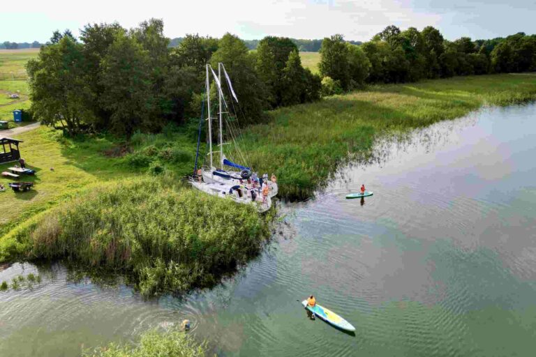 Rejs po Mazurach – postój jachtu w spokojnej zatoce, kąpiele i SUP przy brzegu