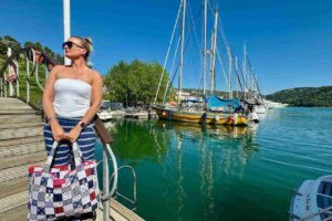 Spokojny majowy poranek w Chorwacji – marina z jachtami, ciepłe słońce i wiosenna atmosfera bez tłumów