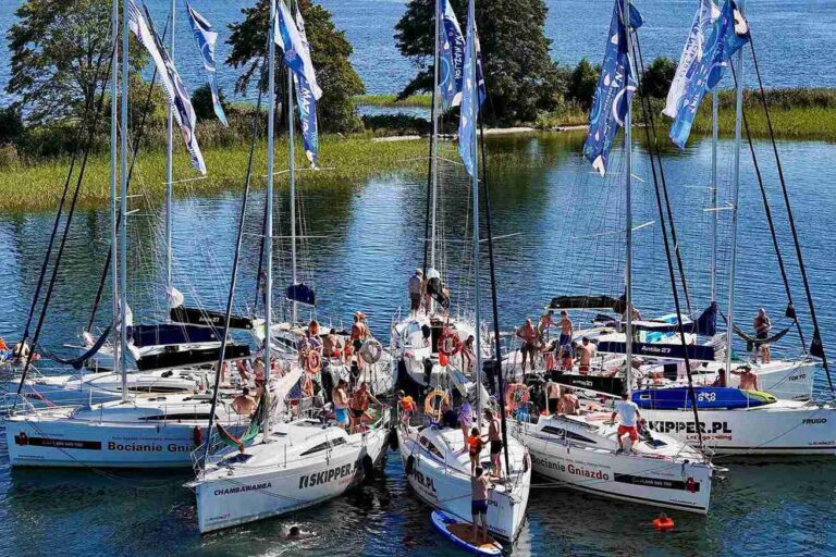 Mazurska ekipa podczas rejsu, tzw stokrotka a jachtów