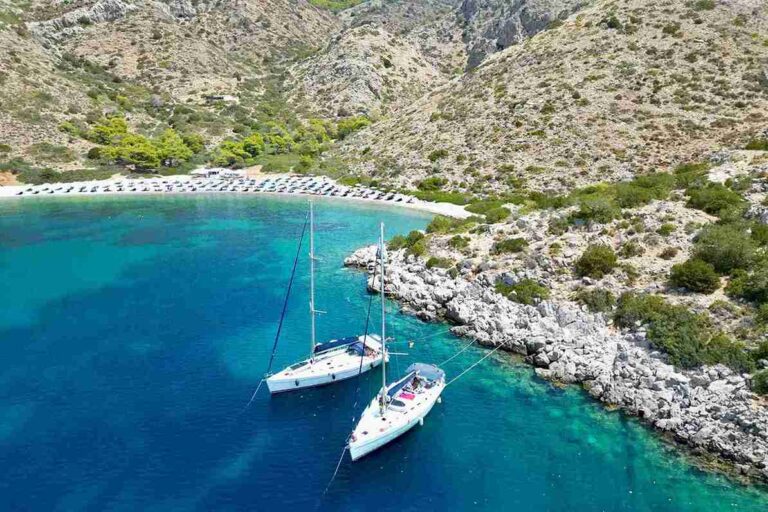 Jachty podczas postoju w greckiej turkusowej zatoce