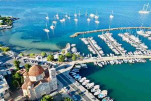 Grecka marina z jachtami na kotwicy i kościołem