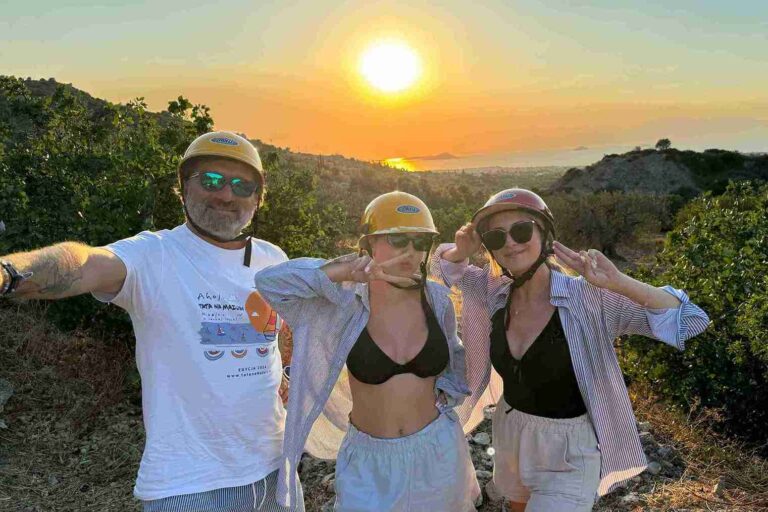 Rodzina podczas wycieczki po greckich wyspie