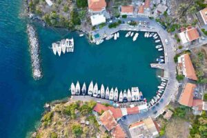 Port Vathi w Grecji – spokojna marina idealna na pierwszy rejs jachtem
