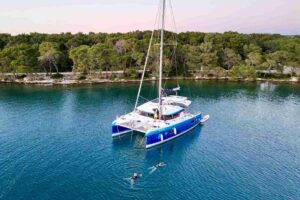 Pływanie w Adriatyku w maju przy temperaturze wody około 17 stopni, Chorwacja