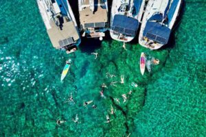 Tygodniowy rejs rodzinny w Grecji – flotylla jachtów i katamaranów podczas postoju w zatoce