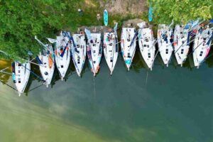 Jachty zacumowana przy brzegu na Mazurach