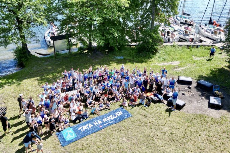 Uczestnicy rodzinnego rejsu Tata na Mazury podczas Bożego Ciała