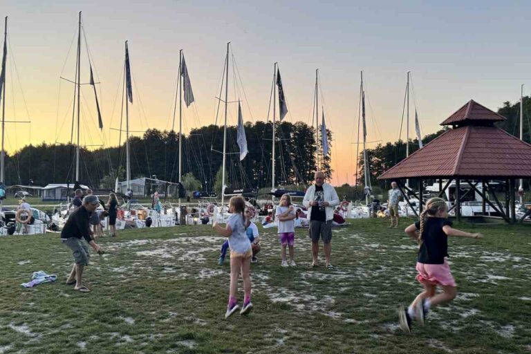 Tata i dzieci podczas wspólnych zabaw na rejsie Tata na Mazury