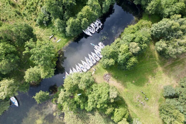 Flotylla jachtów Tata na Mazury zacumowana na tajemniczej bindudze