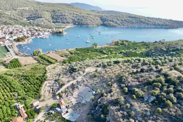 Widok z drona na grecką zatokę, port i amfiteatr podczas rejsu