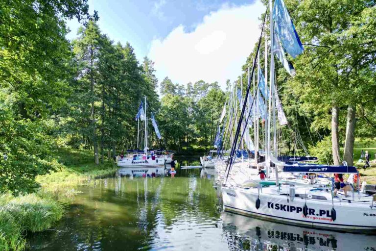 Jachty Tata na Mazury zacumowane razem podczas rodzinnego rejsu