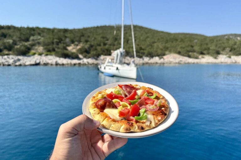 Mini pizza na lunch podczas rejsu jachtem w Grecji