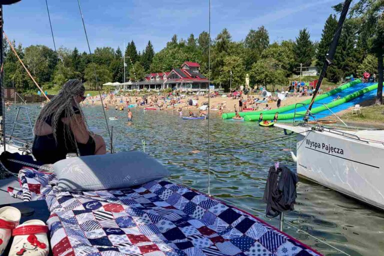 Marina Piękny Brzeg z plażą i atrakcjami dla dzieci podczas rejsu Tata na Mazury