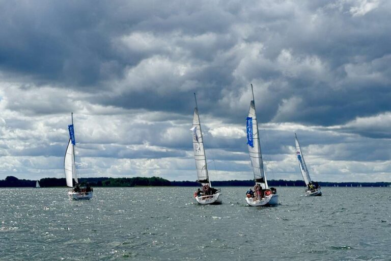 Jachty podczas mini regat na rejsie Tata na Mazury