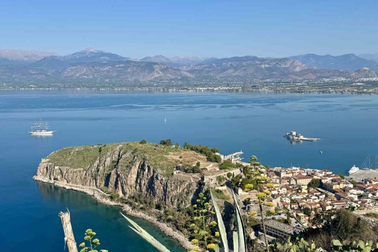 Widok z twierdzy Palamidi na Nafplio i Zatokę Argolidzką
