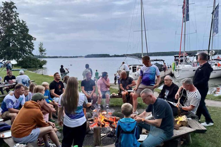 Uczestnicy rejsu Tata na Mazury podczas wspólnego ogniska nad jeziorem