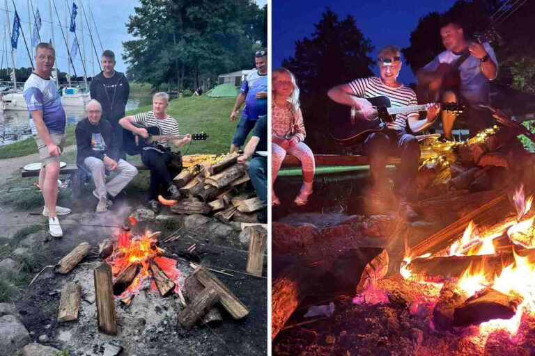 Uczestnicy rejsu Tata na Mazury śpiewający przy ognisku z gitarą