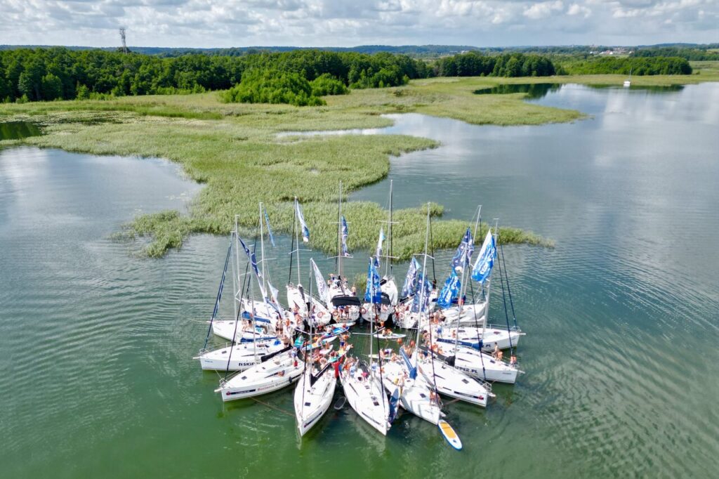 Flotylla Tata na Mazury połączona w Stokrotkę na jeziorze Śniardwy