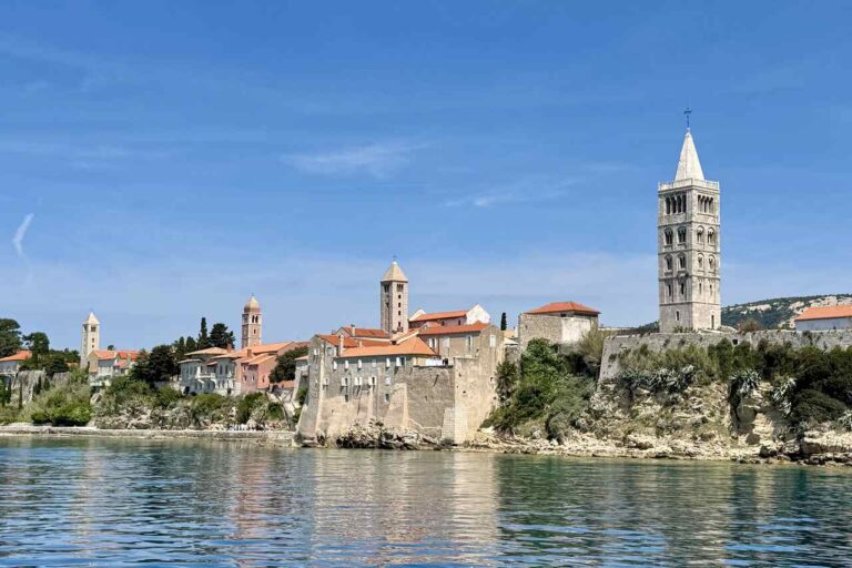 Stare miasto Rab z charakterystycznymi dzwonnicami nad Adriatykiem