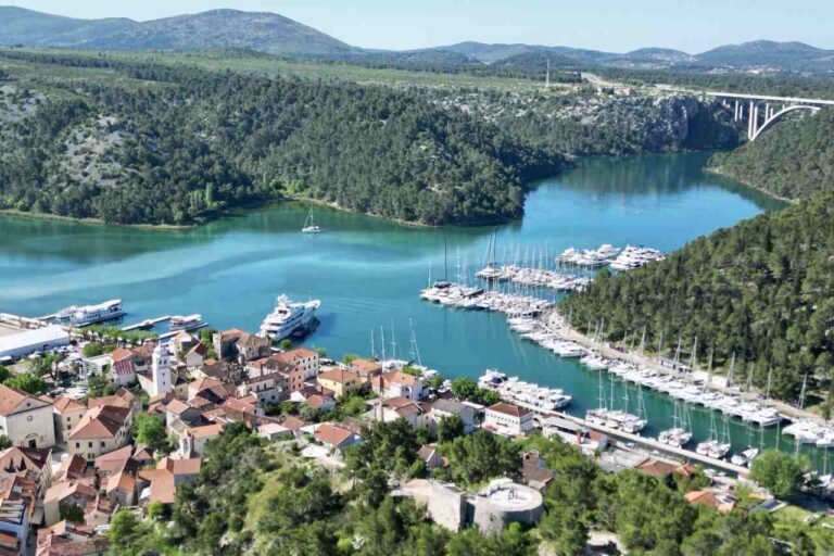 Skradin i marina widziane z drona podczas rejsu w Chorwacji