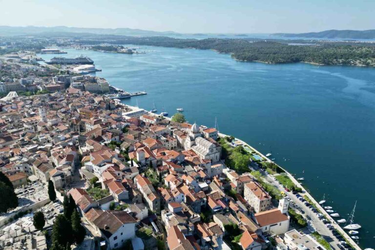 Szybenik widziany z drona podczas rejsu w Chorwacji